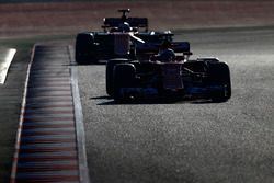Кими Райкконен, Ferrari SF70H, и Фернандо Алонсо, McLaren MCL32
