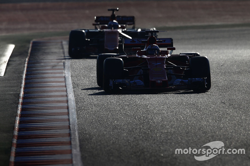 Kimi Räikkönen, Ferrari SF70H; Fernando Alonso, McLaren MCL32