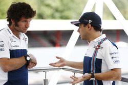 Il presentatore televisivo e motociclista Guy Martin parla con Felipe Massa, Williams
