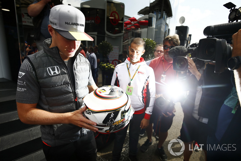 Stoffel Vandoorne, McLaren, esamina il casco davanti ai media