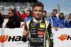 Le vainqueur Lando Norris, Carlin, Dallara F317