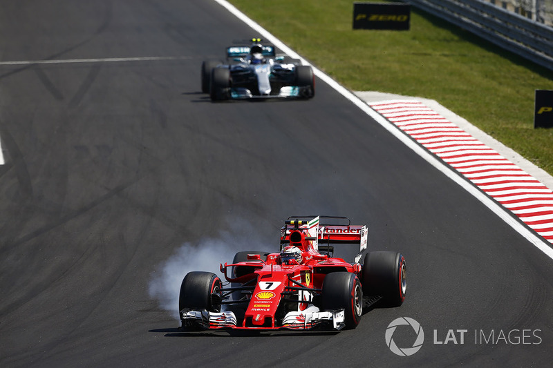 Kimi Raikkonen, Ferrari SF70H, locks up ahead of Valtteri Bottas, Mercedes AMG F1 W08