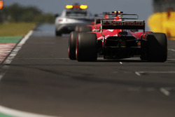 La safety car precede Sebastian Vettel, Ferrari SF70H, Kimi Raikkonen, Ferrari SF70H