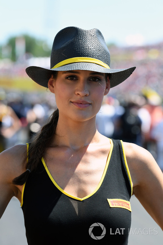 Una chica de la parrilla