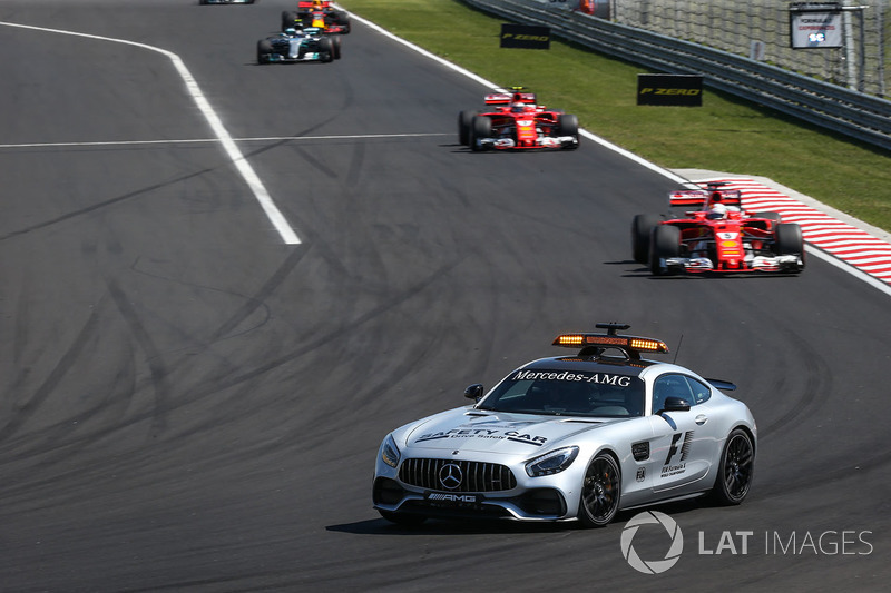 La safety car guida il gruppo