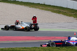 Esteban Ocon, Sahara Force India F1 VJM10 stops on the circuit