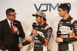 David Croft con Sergio Pérez y Esteban Ocon en el lanzamiento de Sahara Force India