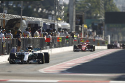 Lewis Hamilton, Mercedes AMG F1 W08, Sebastian Vettel, Ferrari SF70H ve Sergio Perez, Sahara Force India F1 VJM10