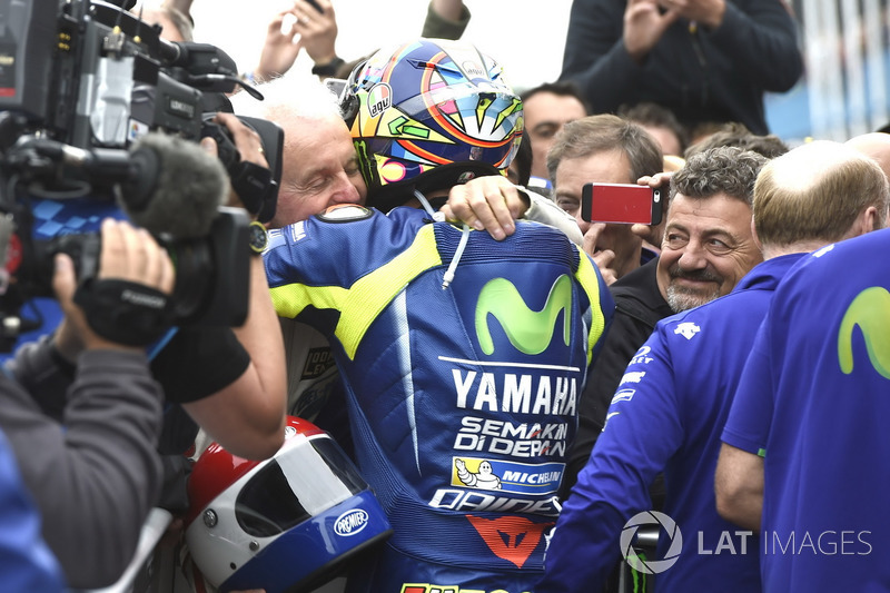 Ganador de la carrera Valentino Rossi, Yamaha Factory Racing con Will Hartog