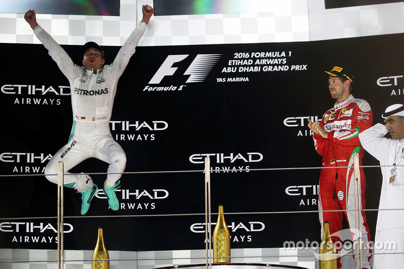 Il secondo classificato Nico Rosberg, Mercedes AMG F1 festeggia il suo Titolo Mondiale sul podio