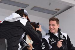 Stoffel Vandoorne con Fernando Alonso tomando el video