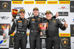 Podium AM: le vainqueur Adrian Amstutz, le deuxième Nouri Shahin, le troisième Shota Abkhazava