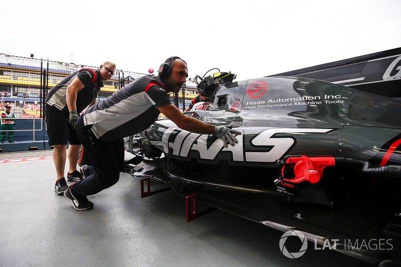 Antonio Giovinazzi, Haas F1 Team VF-17, is returned to the garage