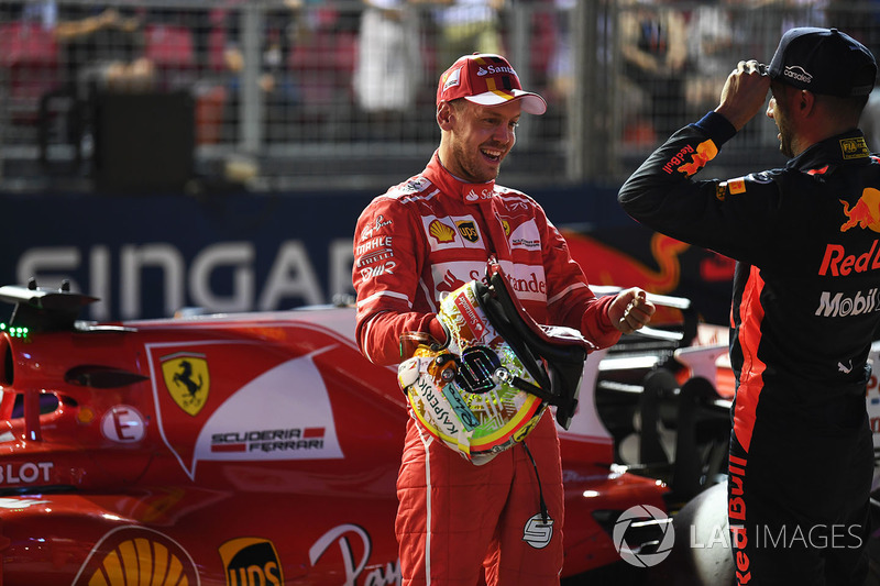 Il poleman Sebastian Vettel, Ferrari e Daniel Ricciardo, Red Bull Racing nel parco chiuso
