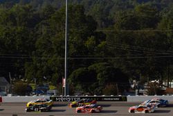 Kurt Busch, Stewart-Haas Racing Ford, Denny Hamlin, Joe Gibbs Racing Toyota