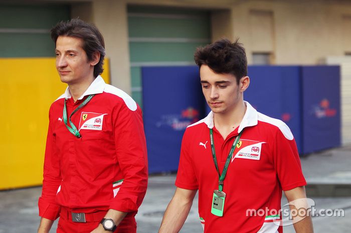 Massimo Rivola, Director de la Ferrari Driver Academy con Charles Leclerc, piloto de pruebas de Haas