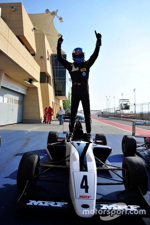 Le vainqueur Harrison Newey