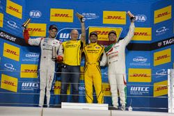 Podium : le vainqueur Gabriele Tarquini, LADA Sport Rosneft, Lada Vesta; le deuxième, Tom Chilton, Sébastien Loeb Racing, Citroën C-Elysée WTCC; le troisième, Rob Huff, Honda Racing Team JAS, Honda Civic WTCC