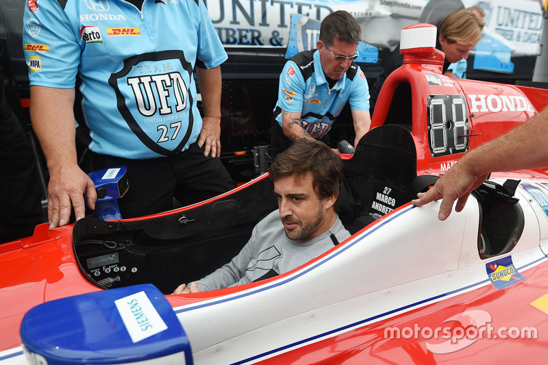 Fernando Alonso sits in the car of Marco Andretti