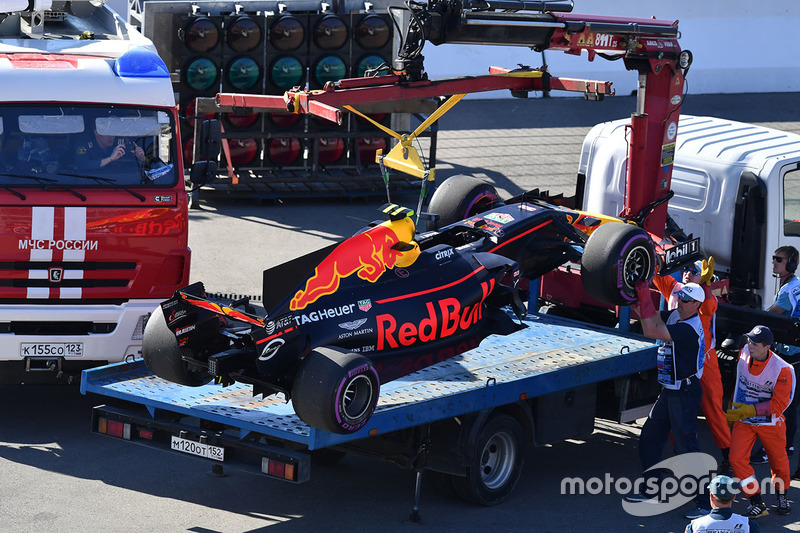 De auto van Max Verstappen, Red Bull Racing RB13 op een takelwagen