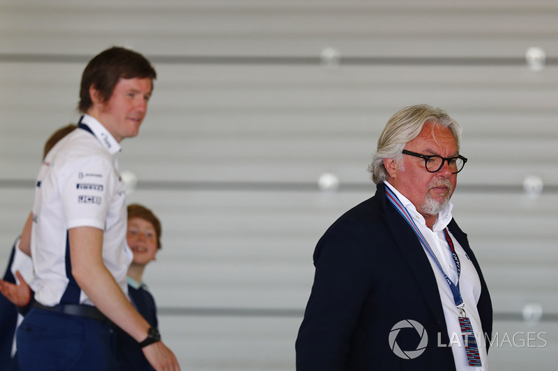 Keke Rosberg and Rob Smedley, Head of Vehicle Performance, Williams