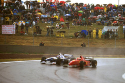 Michael Schumacher, Ferrari F310 forces Jacques Villeneuve, Williams FW18 Renault