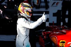 Lewis Hamilton, Mercedes AMG, deuxième, fête son podium dans le Parc Fermé