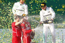 Podio: il vincitore della gara Sebastian Vettel, Ferrari, secondo Lewis Hamilton, Mercedes AMG F1, t