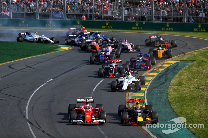 Kimi Raikkonen, Ferrari SF70H en Max Verstappen, Red Bull Racing RB13