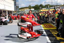 Ferrari mechanic with the nose, front wing detail of Sebastian Vettel, Ferrari SF70-H