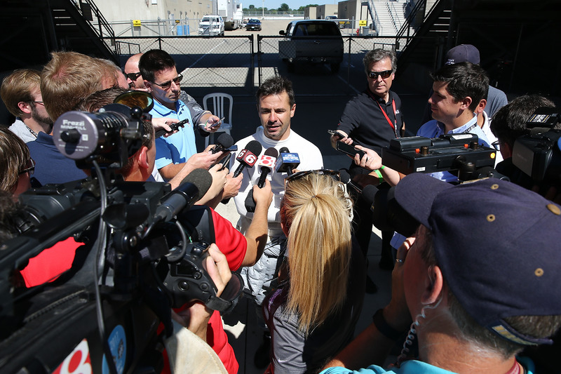 Oriol Servia entrevistado por los medios de comunicación