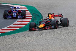 Daniel Ricciardo, Red Bull Racing RB13, Carlos Sainz Jr., Scuderia Toro Rosso STR12