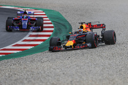 Daniel Ricciardo, Red Bull Racing RB13 sort large devant Carlos Sainz Jr., Scuderia Toro Rosso STR12