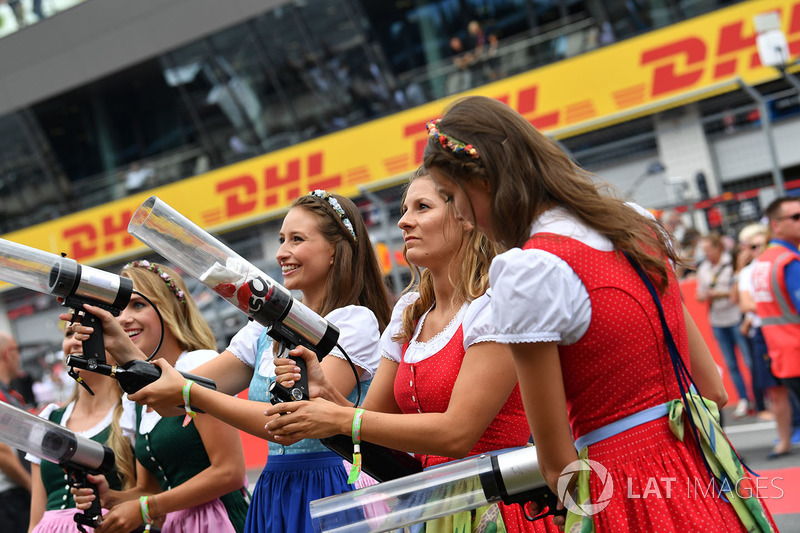 Grid girls fire T-Shirts into the crowd of fans, T-Shirt guns