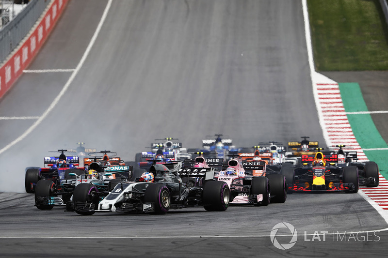 Romain Grosjean, Haas F1 Team VF-17, Lewis Hamilton, Mercedes AMG F1 W08 and Sergio Perez, Sahara Force India F1 VJM10
