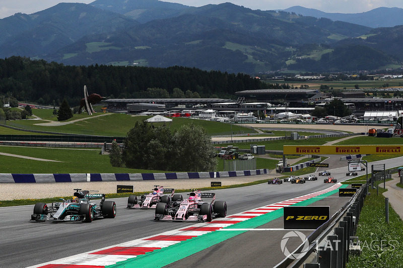 Lewis Hamilton, Mercedes AMG F1 F1 W08  and Esteban Ocon, Sahara Force India VJM10 at the start of the race