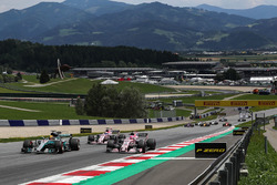 Lewis Hamilton, Mercedes AMG F1 F1 W08 and Esteban Ocon, Sahara Force India VJM10 at the start of the race