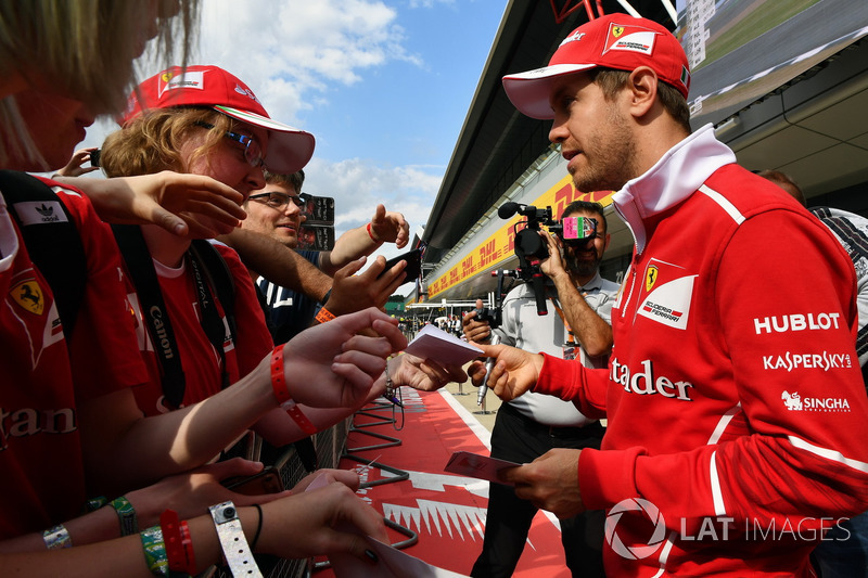 Sebastian Vettel, Ferrari signs autographs for the fans