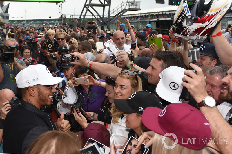 Lewis Hamilton, Mercedes AMG F1 meets the fans at the autograph session