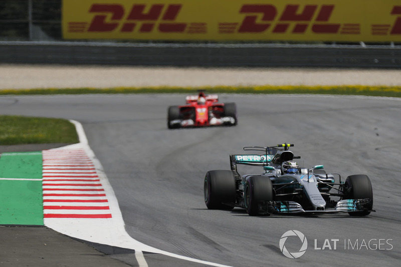 Valtteri Bottas, Mercedes AMG F1 W08, Sebastian Vettel, Ferrari SF70H