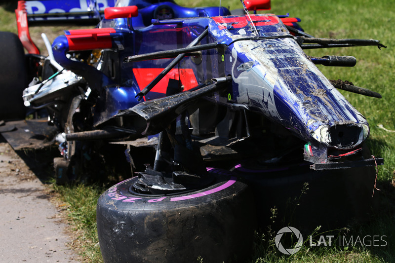 Разбитый автомобиль Scuderia Toro Rosso STR12 Карлоса Сайнса после столкновения с машиной Фелипе Мас