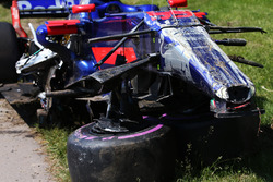 Разбитый автомобиль Scuderia Toro Rosso STR12 Карлоса Сайнса после столкновения с машиной Фелипе Мас