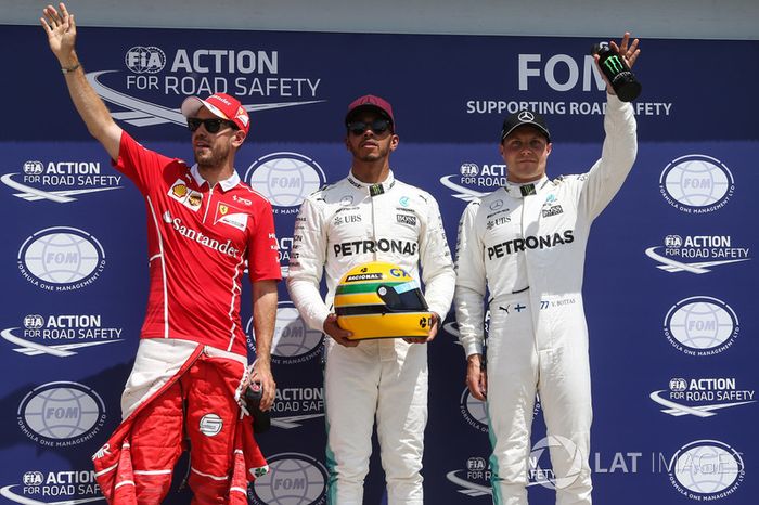 Los tres primeros calificados: ganador de la pole Lewis Hamilton, Mercedes AMG F1, segundo Sebastian Vettel, Ferrari, y tercero Valtteri Bottas, Mercedes AMG F1