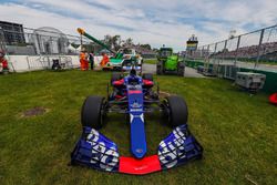 El coche de Carlos Sainz Jr., Scuderia Toro Rosso STR12 es quitado por los oficiales de pista