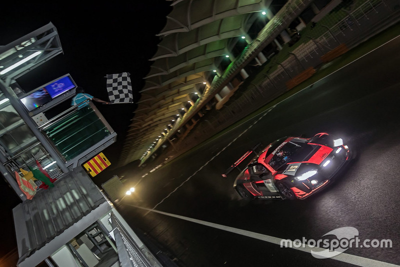 Bandera a cuadros para el #15 Audi Sport Team Phoenix, Audi R8 LMS: Christopher Haase, Robin Frijns, Laurens Vanthoor