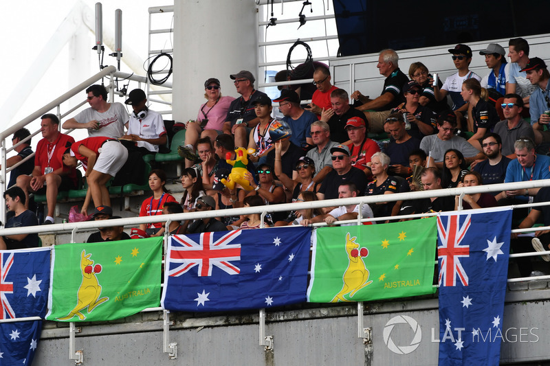 Tifosi di Daniel Ricciardo, Red Bull Racing con bandiere