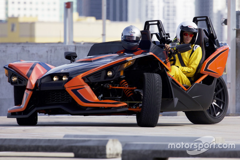 Motorsport.com-Chefredakteur Charles Bradley fährt einen Polaris Slingshot