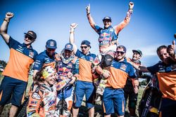 #19 KTM Racing Team: Laia Sanz, #14 Red Bull KTM Factory Racing: Sam Sunderland and #16 Red Bull KTM Factory Racing: Matthias Walkner celebrate with the team