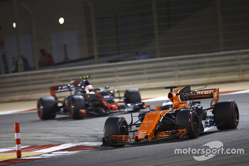 Fernando Alonso, McLaren MCL32, leads Kevin Magnussen, Haas F1 Team VF-17