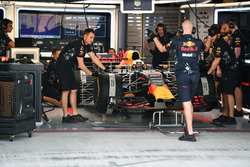 Daniel Ricciardo, Red Bull Racing RB13 dans le garage